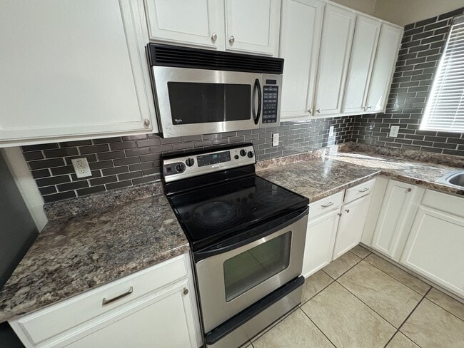 Building Photo - Riverhaven Great Central Location