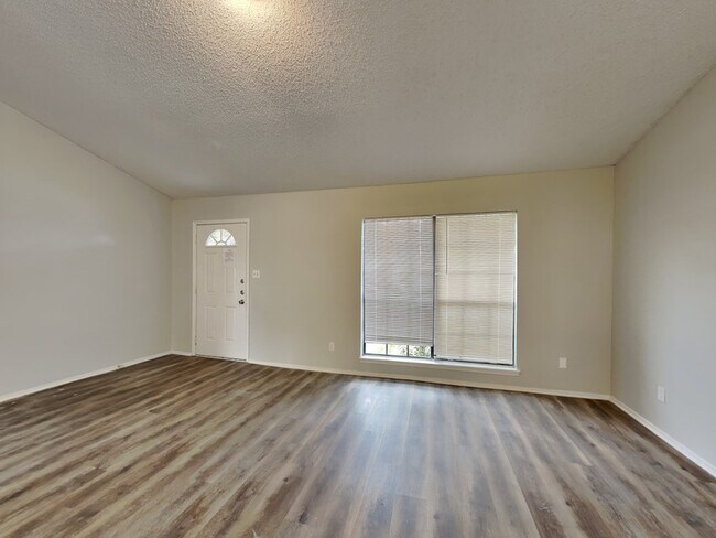 Building Photo - 1056 Twin Falls Dr