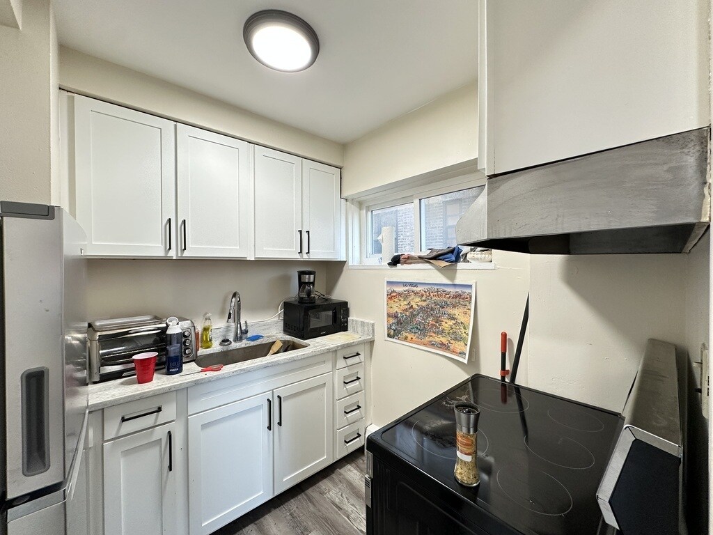 Building Photo - 1400 Chicago Ave