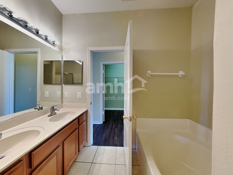 Building Photo - 3112 Dasha Palm Dr