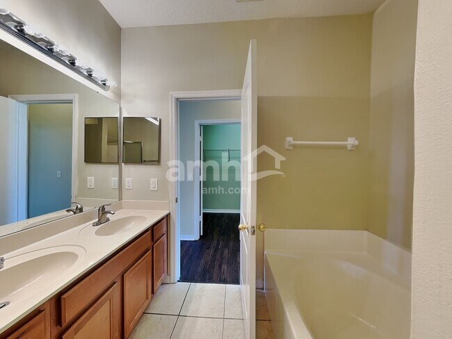 Building Photo - 3112 Dasha Palm Dr