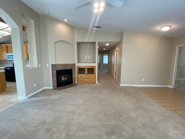 Building Photo - Cozy 3 Bedroom With A Large Den!