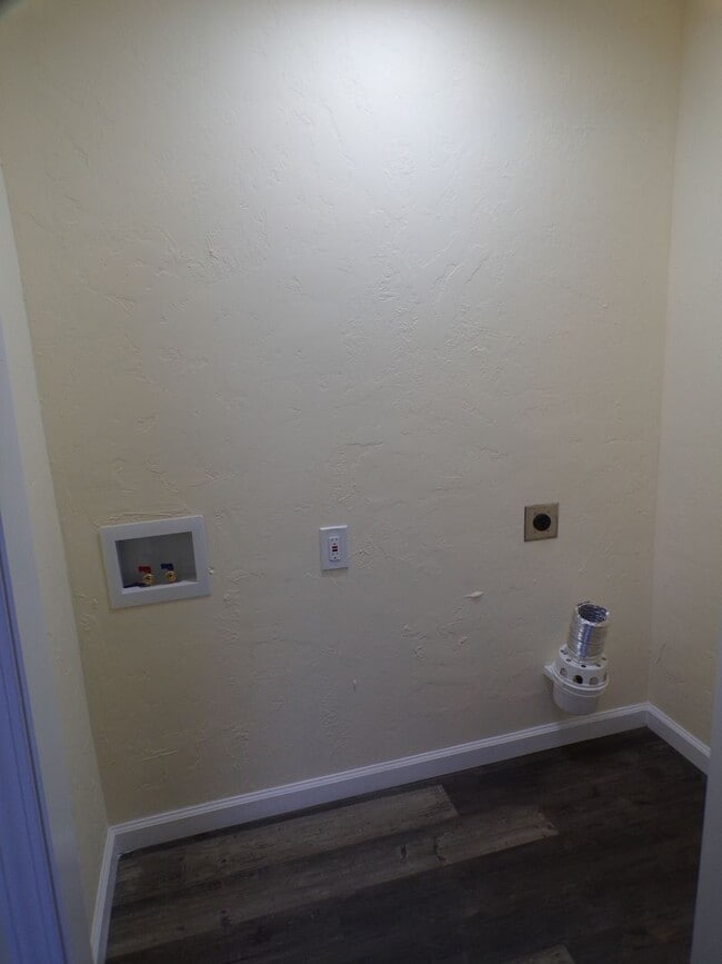 Building Photo - Fresh Installed Floors !!! Upgraded Bathro...