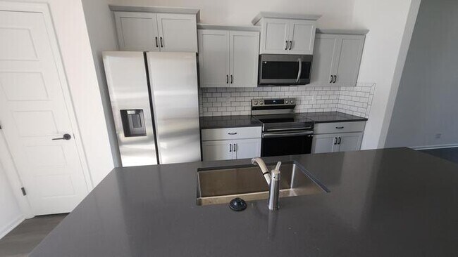 Building Photo - Newly constructed Maintenance provided 3 bed 2.5 bath