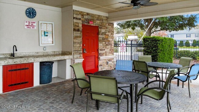 Building Photo - 411 Walnut Dr