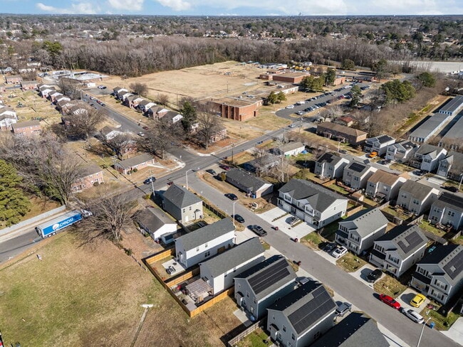 Building Photo - 812 Somb Moore Ways