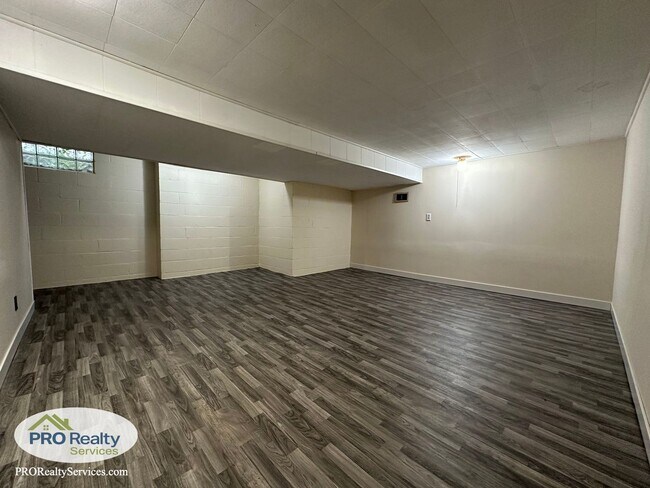 Building Photo - 3 Bedroom Home in St. Paul