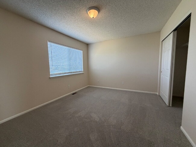 Building Photo - ~Available Now~ Beautiful Home in cul-de-sac with Open Floor Plan, Spacious Loft & Private Fenced...