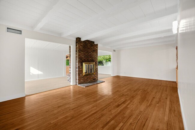 Building Photo - Desirable Fullerton Home 4 Bed 2 Bath w/ Pool & Jacuzzi