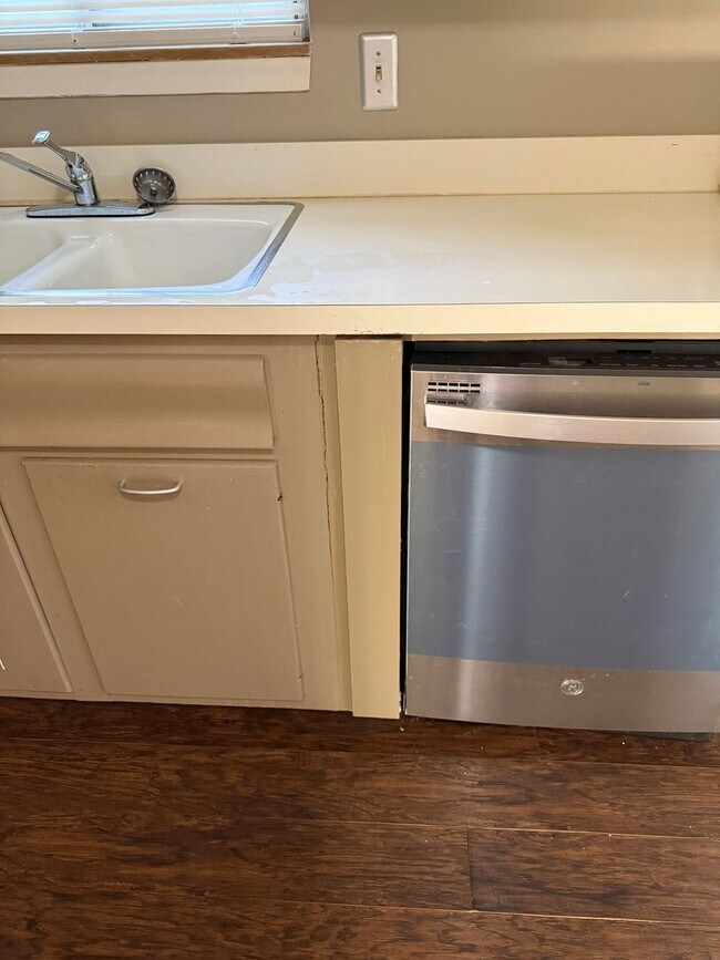 Building Photo - COMING SOON: Stunning 2-Bed/1 Bath Duplex ...