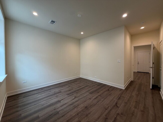 Building Photo - 916 W Belmont Ave
