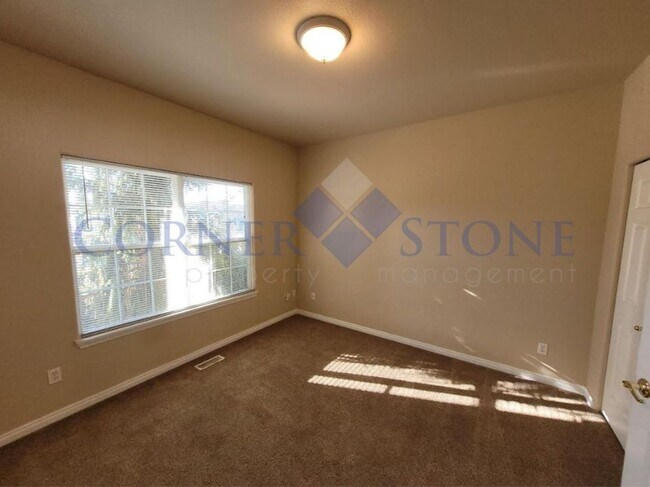 Building Photo - Wonderful Home Near GolfView Golf Course!