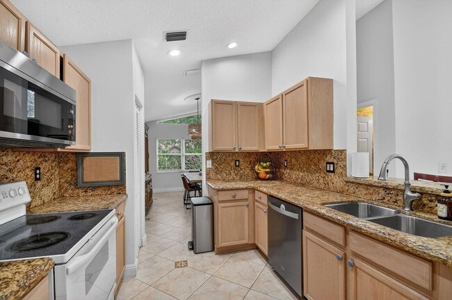 Building Photo - 2769 Pointe Cir