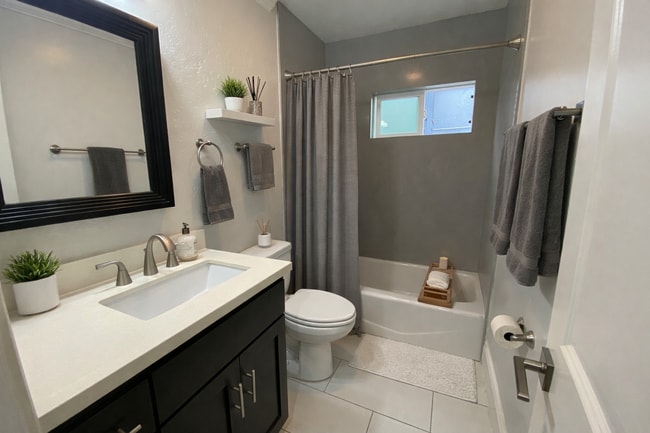Building Photo - AC! In Unit Washer & Dryer! Reserved Onsite Parking! Downstairs Home!