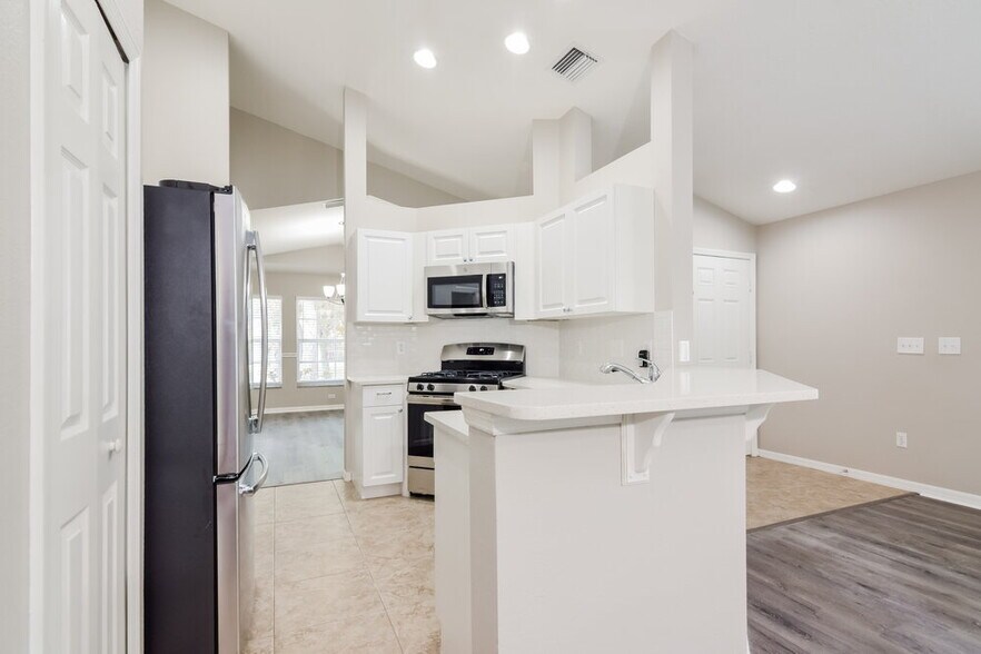 Building Photo - 6514 Summer Cove Dr