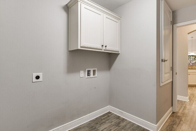 Building Photo - Spacious 4-Bedroom / 3 Bathroom + Office c...