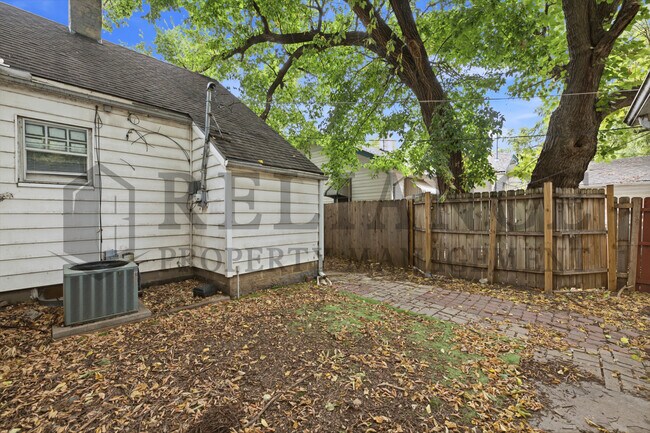 Building Photo - 703 S Grove Dr
