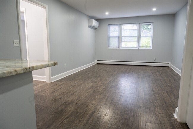 Building Photo - 225 S Main St