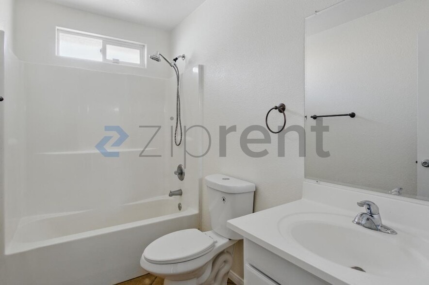 Building Photo - 1365 Valley View Ave