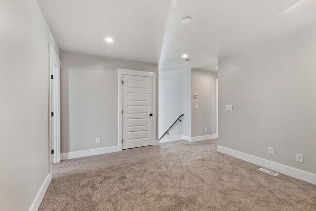 Building Photo - Awesome end unit 3 Bed 2.5 Bath townhome i...