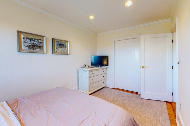 Building Photo - 320 Commonwealth Ave