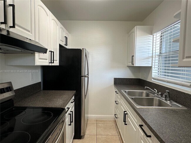 Building Photo - 5841 SW 36th Ct
