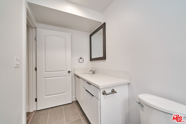 Building Photo - 601 W 41st Pl