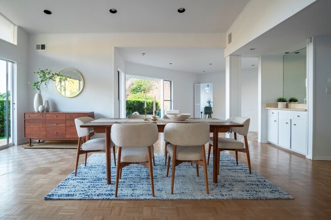 dining area - 8811 Rising Glen Pl