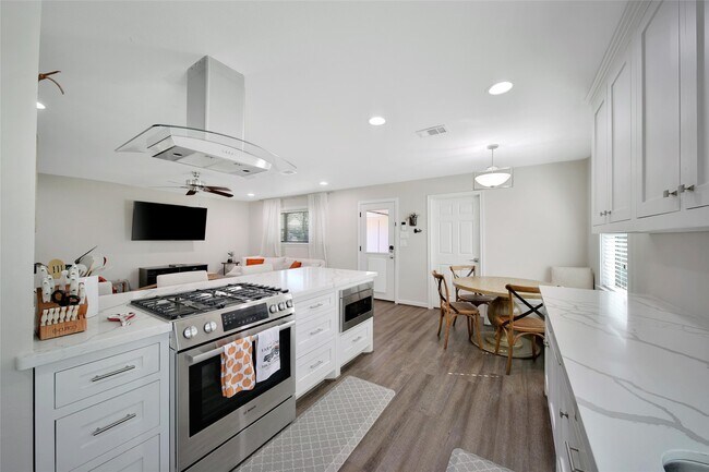 Building Photo - 4402 Fallbrook Dr