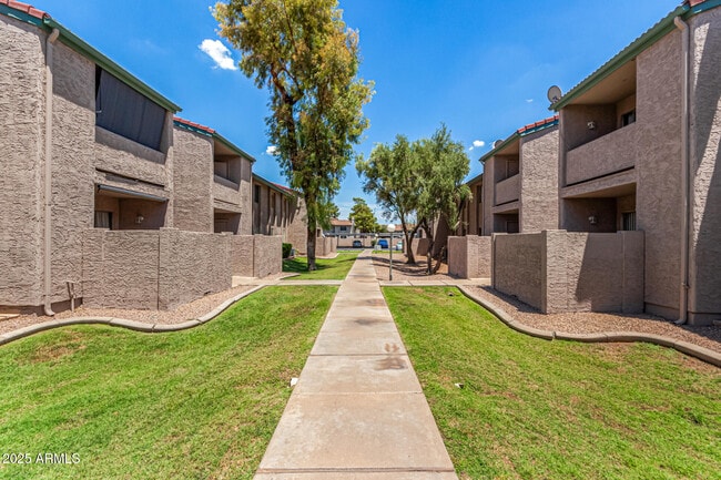 Building Photo - 623 W Guadalupe Rd