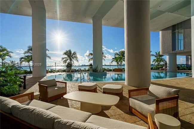 Building Photo - 700 NE 24th St