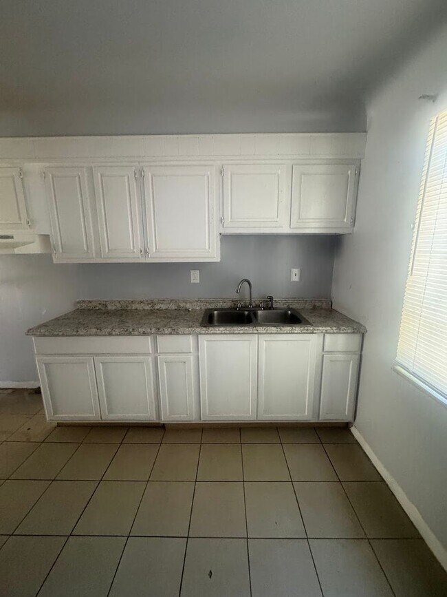 Building Photo - 2 bedroom/ 1 bathroom Duplex!