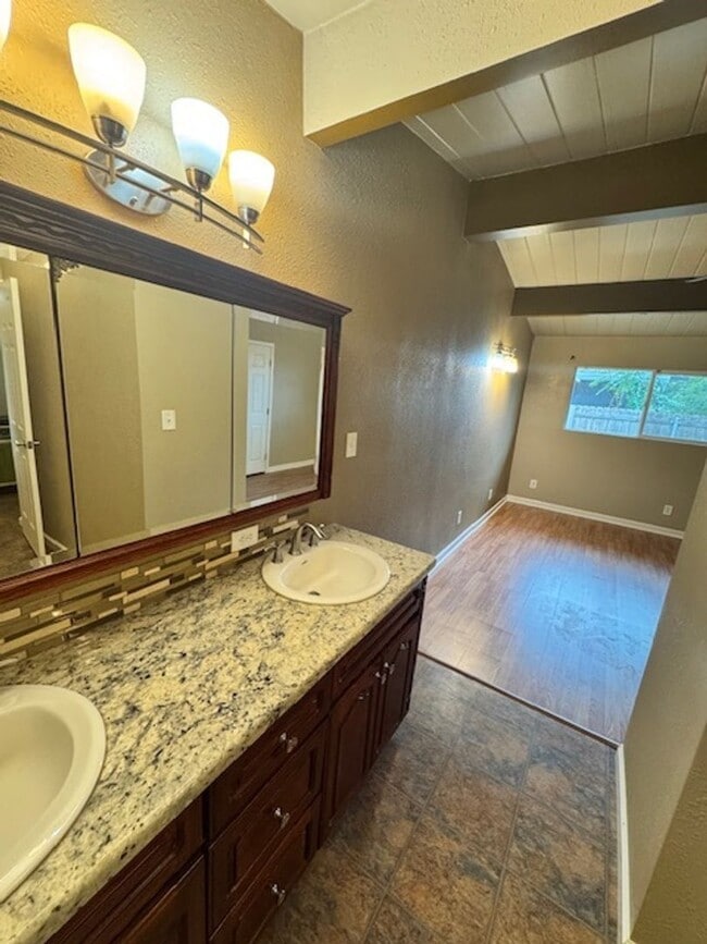 Building Photo - Available for Move In 3 Bed, 2.5 Bath Home...