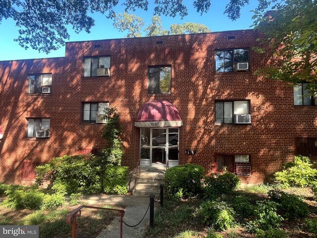 Building Photo - 1587 N Colonial Terrace