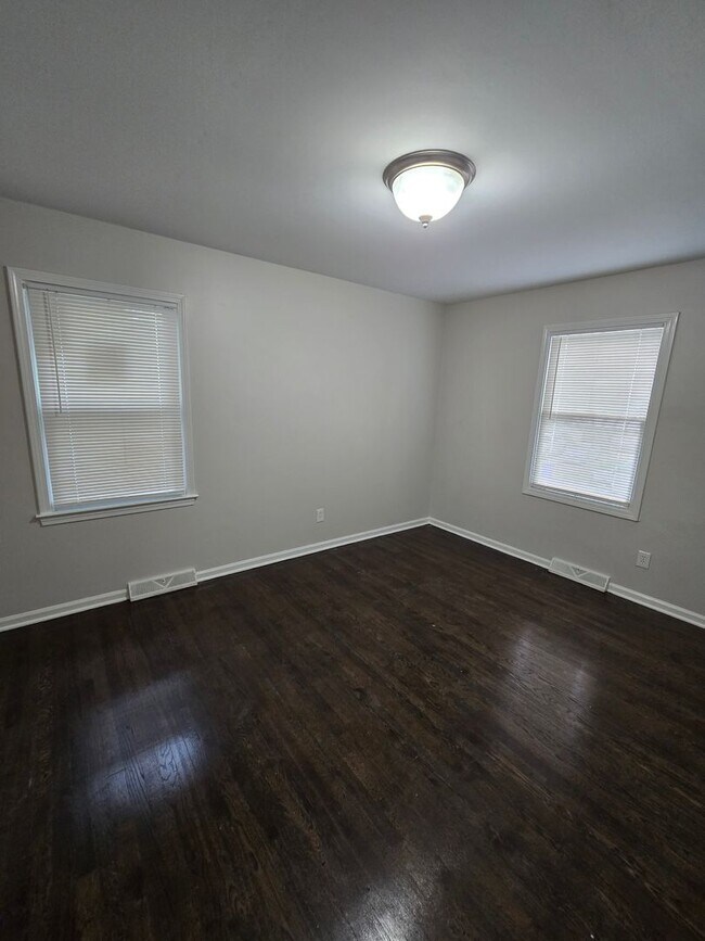 Building Photo - 4 bedrooms 2 bedroom fenced in yard