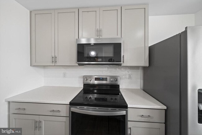 Building Photo - 18 Needle Ct