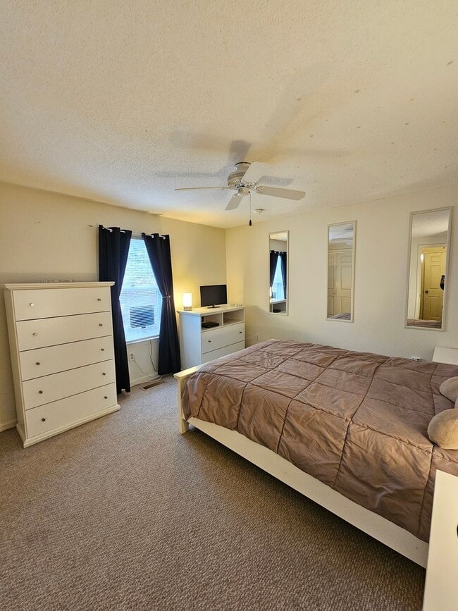 Building Photo - 1 Bedroom, 1.5 Bath Quarry Townhouse
