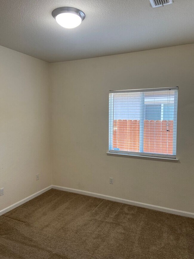 Building Photo - Desirable Empire Ranch 3 Bdrm, 2 Bath