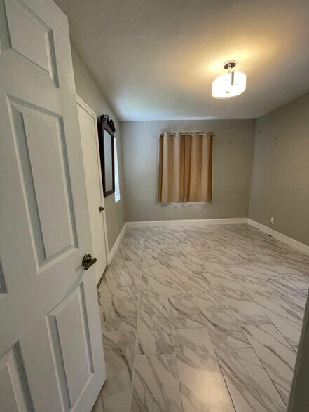 Building Photo - 5273 Pennant Dr W