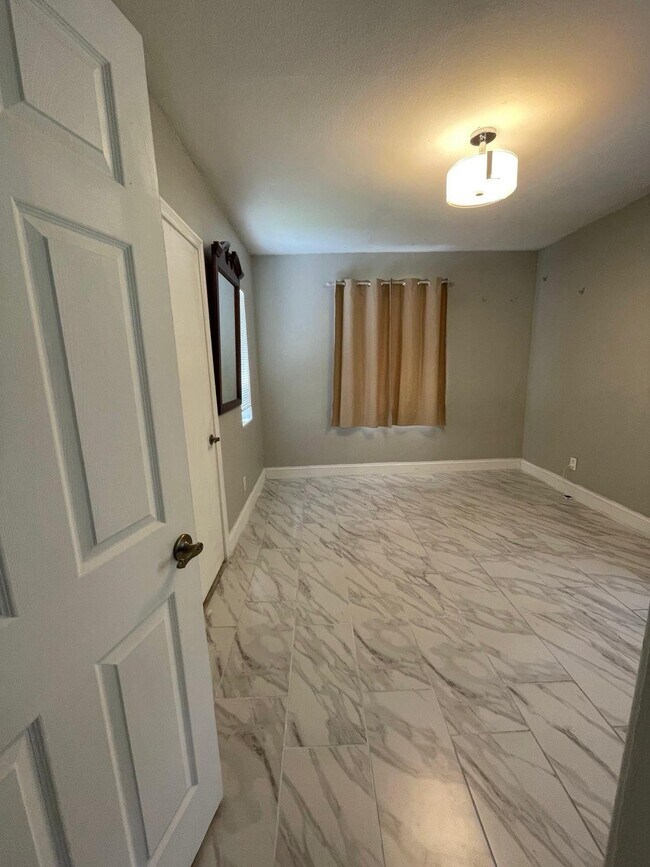 Building Photo - 5273 Pennant Dr