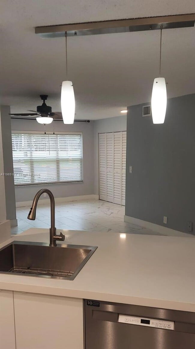 Building Photo - 731 Vista Isles Dr