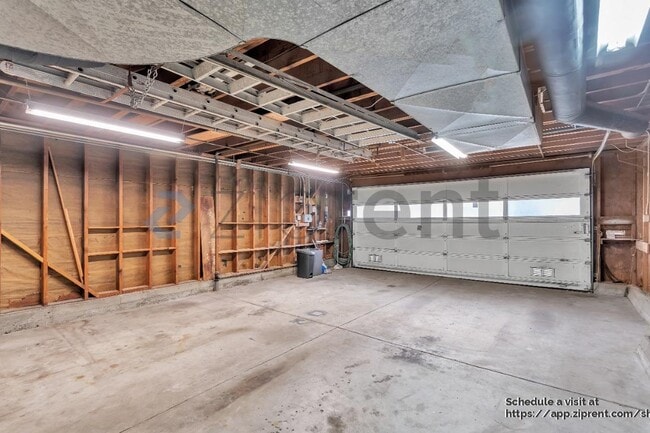 Building Photo - 280 Prague St