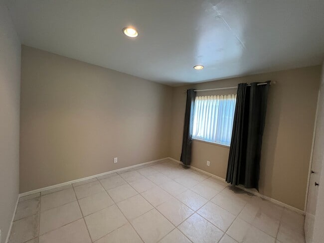 Building Photo - Well Located Home in Camarillo, CA