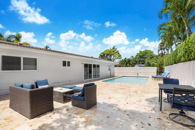 Building Photo - 1633 SE 5th Ct