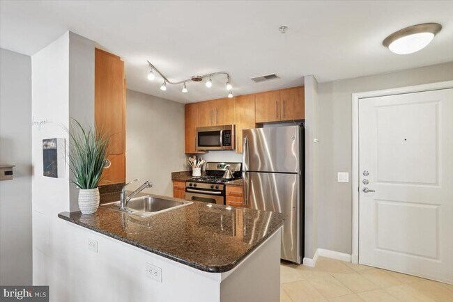 Building Photo - 1021 N Garfield St