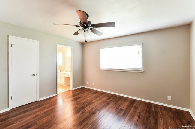 Building Photo - 9387 Valley Bend