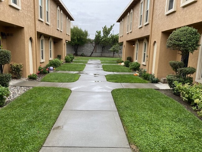 Primary Photo - Spacious Townhome in Desirable Fairfield Area