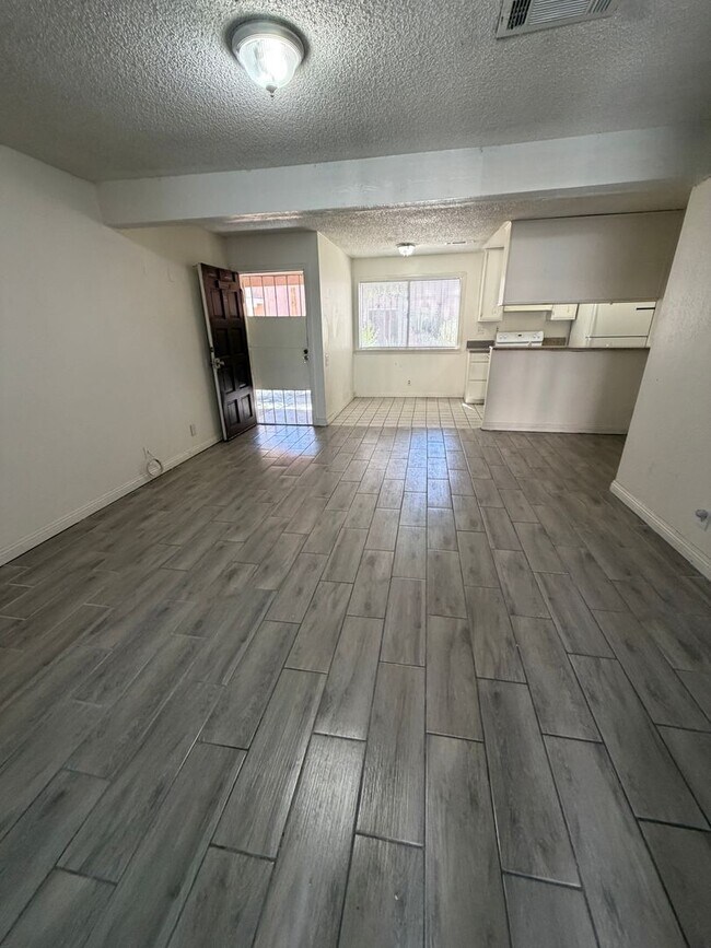 Building Photo - AMERICANA Property Mgmt - Remodeled 2 Beds Townhouse near Downtown South