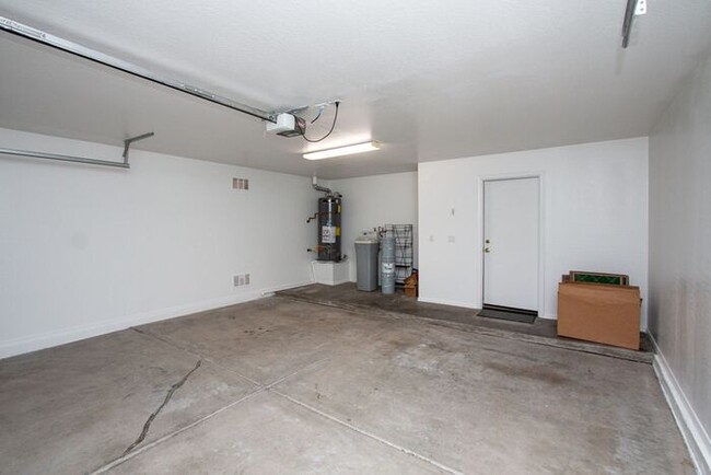 Building Photo - Welcome to this stunning 4 bedroom, 2.5 ba...