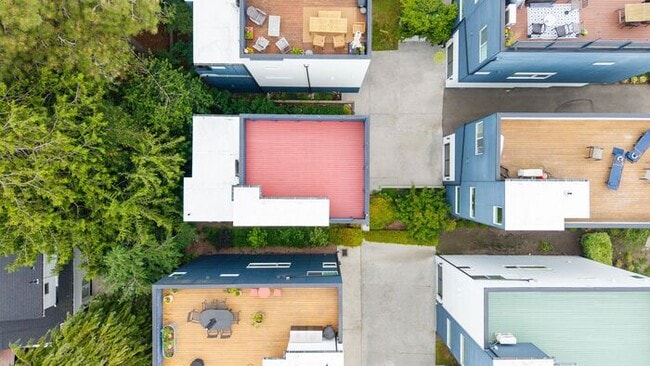 Building Photo - Stunning Standalone Townhome In Coveted Lincoln Park w/ AC (1st Month Free)